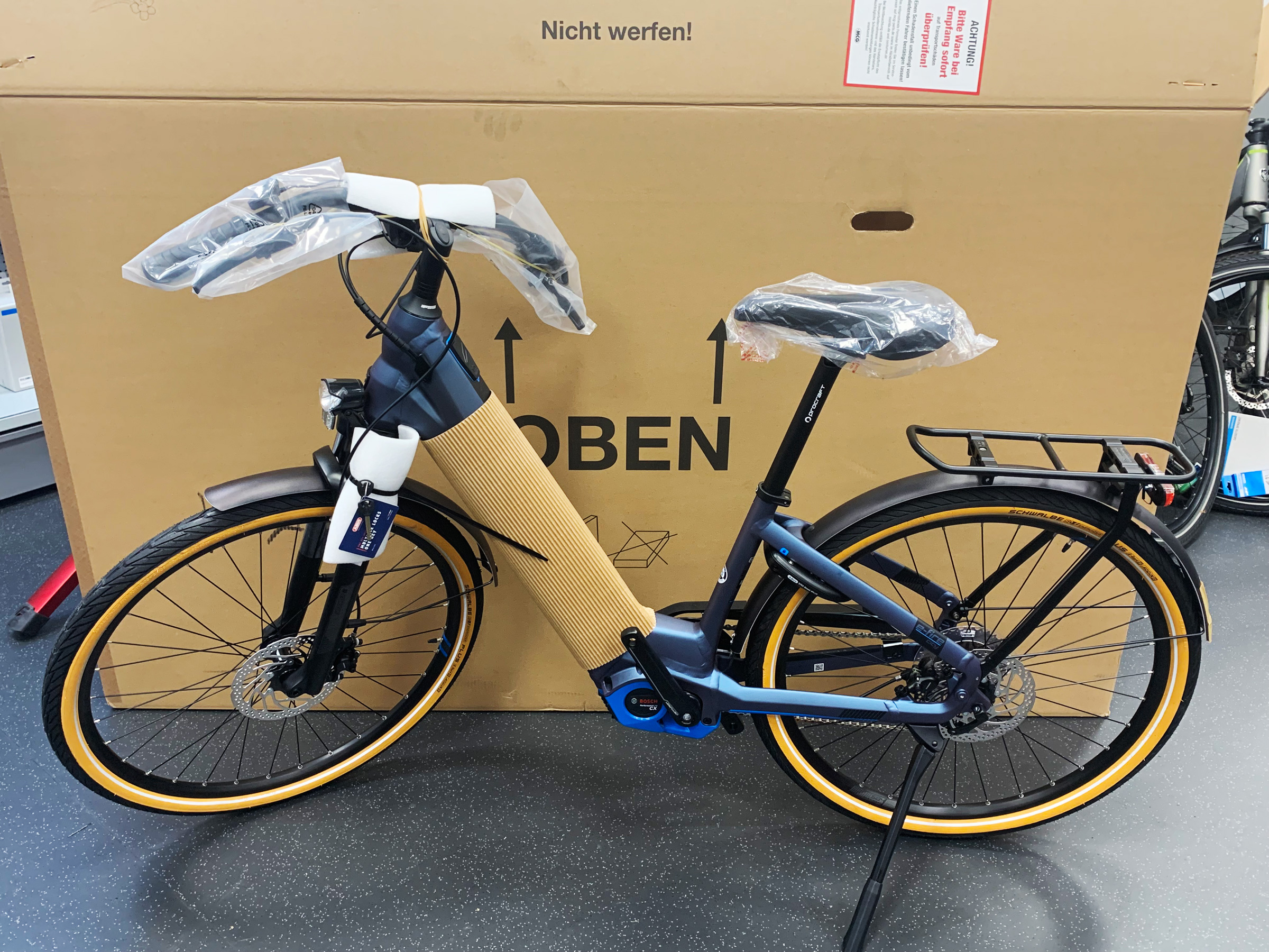 E Bike aus der Packung nehmen