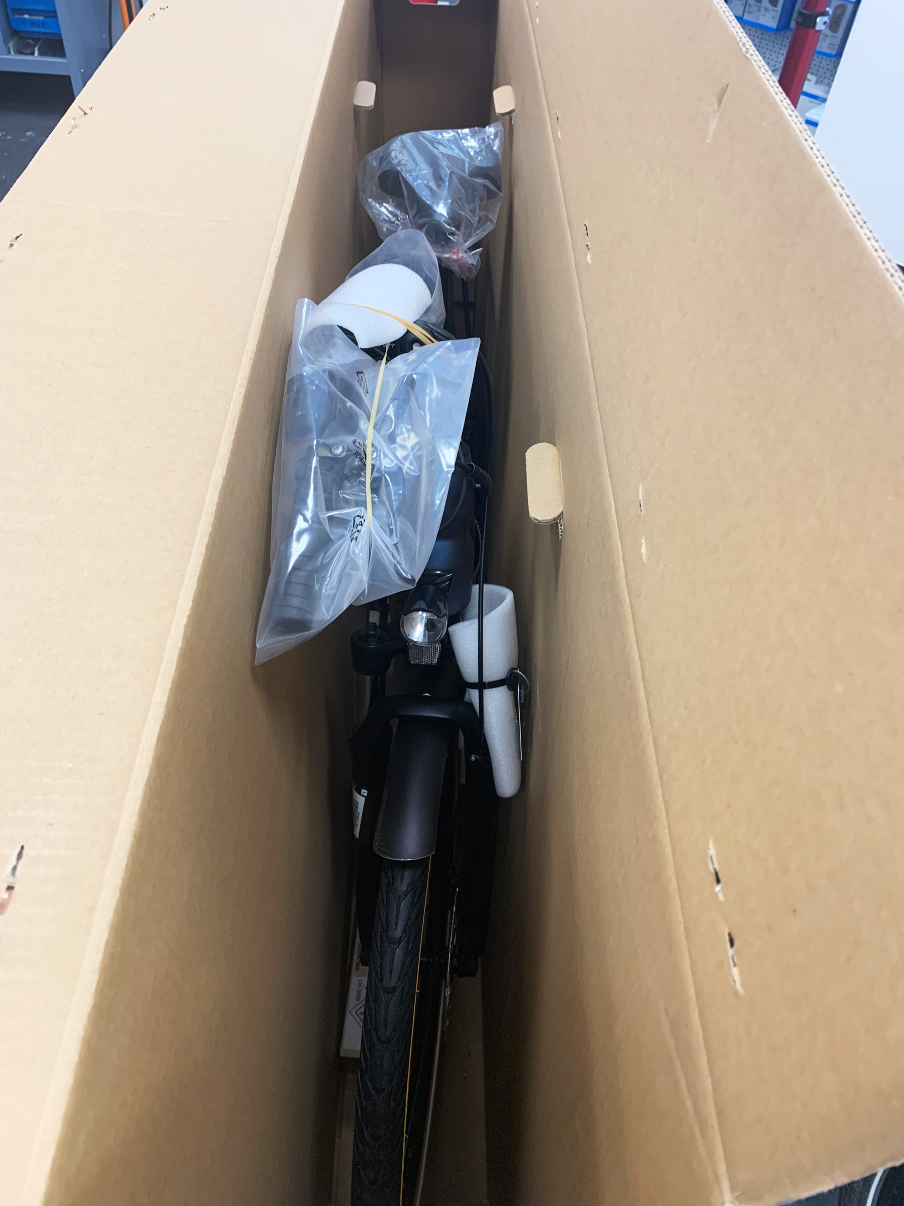 E Bike aus der Packung nehmen