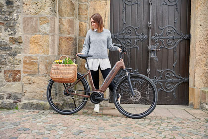 Frau steht hinter eBike Tiefeinsteiger