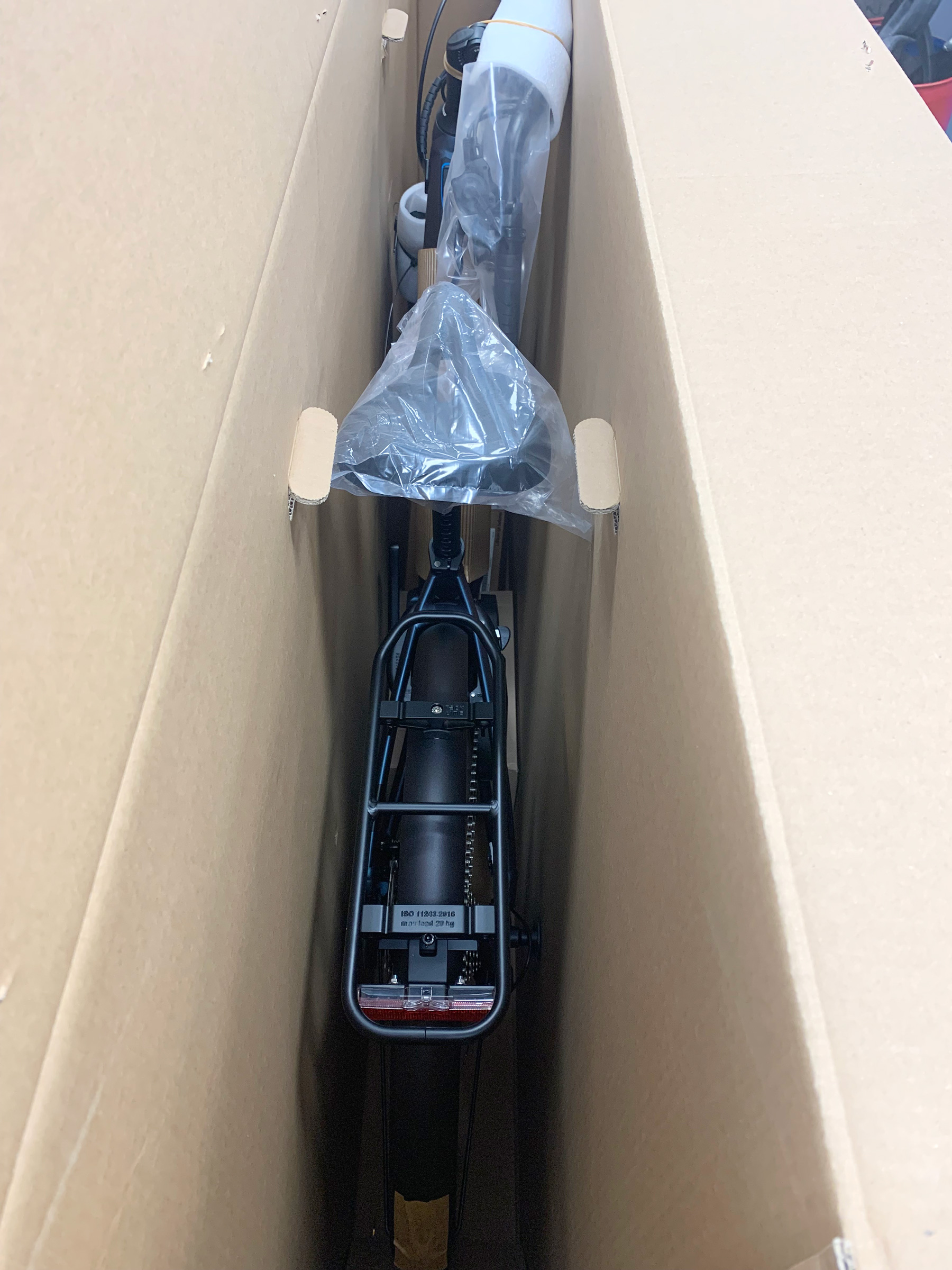 E Bike aus der Packung nehmen