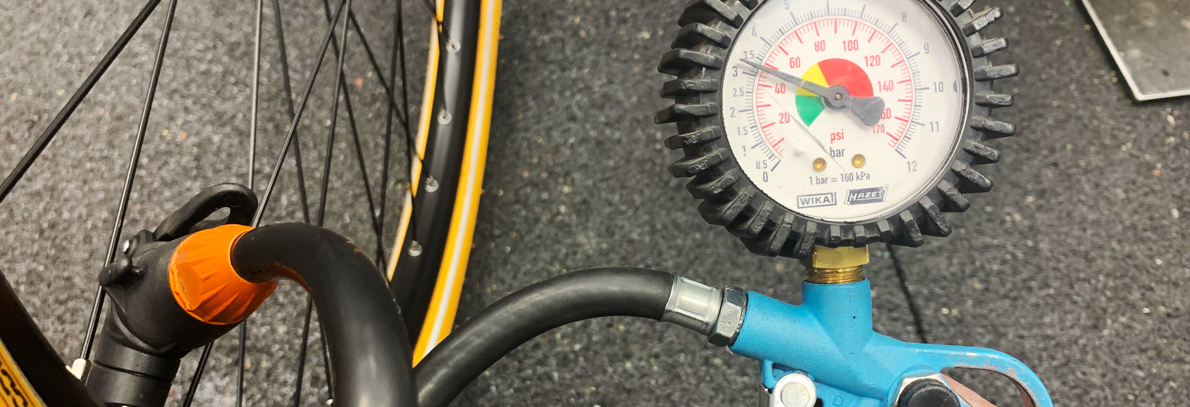 Reifendruckprüfung am Fahrrad